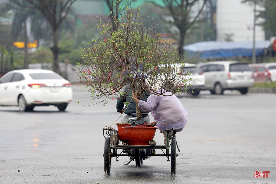 Người “chở tết về nhà” mưu sinh trong mưa rét