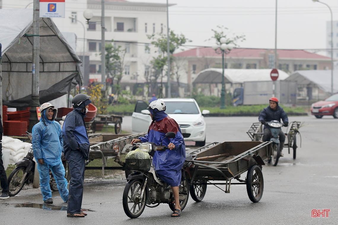 Người “chở tết về nhà” mưu sinh trong mưa rét