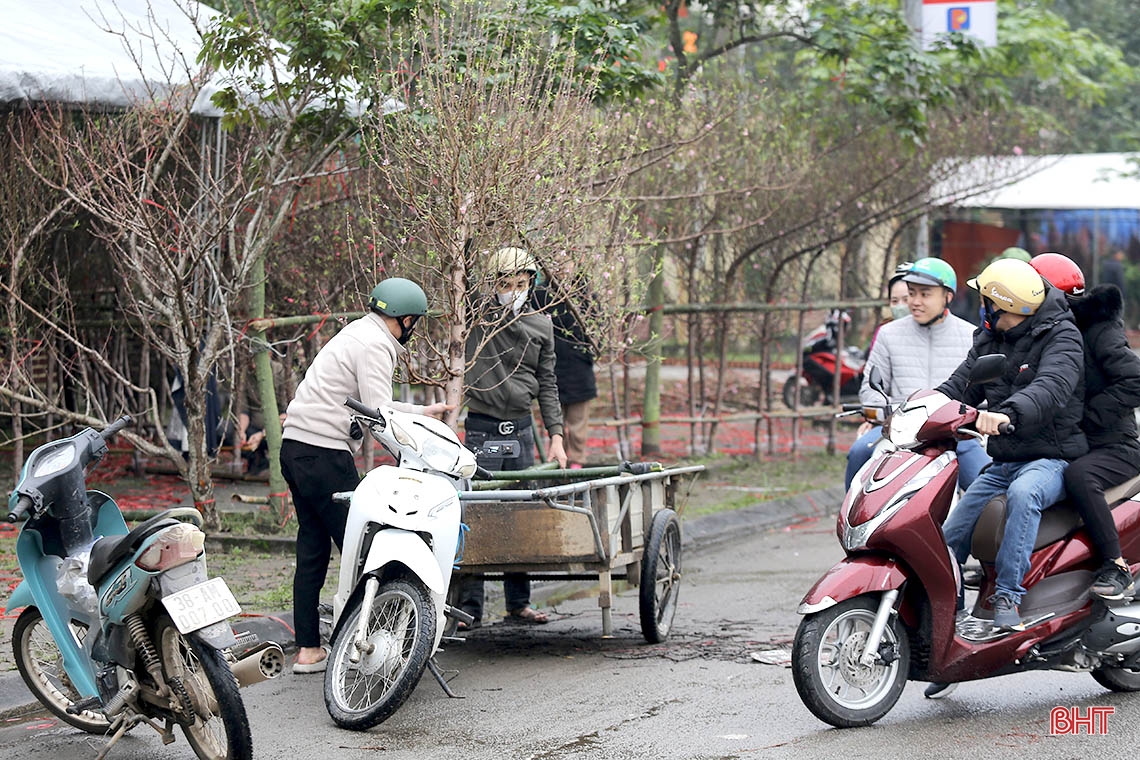 Người “chở tết về nhà” mưu sinh trong mưa rét