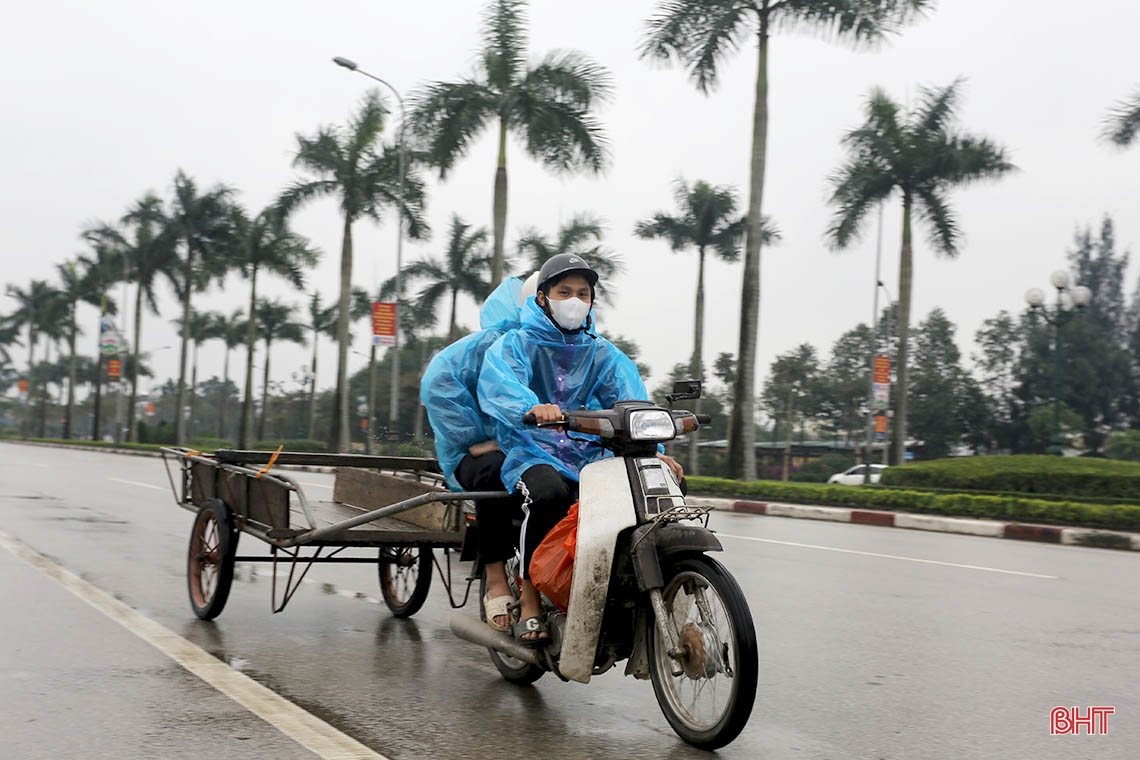 Người “chở tết về nhà” mưu sinh trong mưa rét