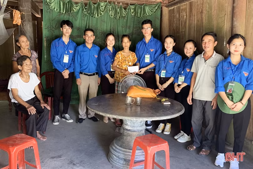 Sinh viên Hà Nội dành ngày nghỉ hè làm nông thôn mới tại nơi nóng nhất Hà Tĩnh
