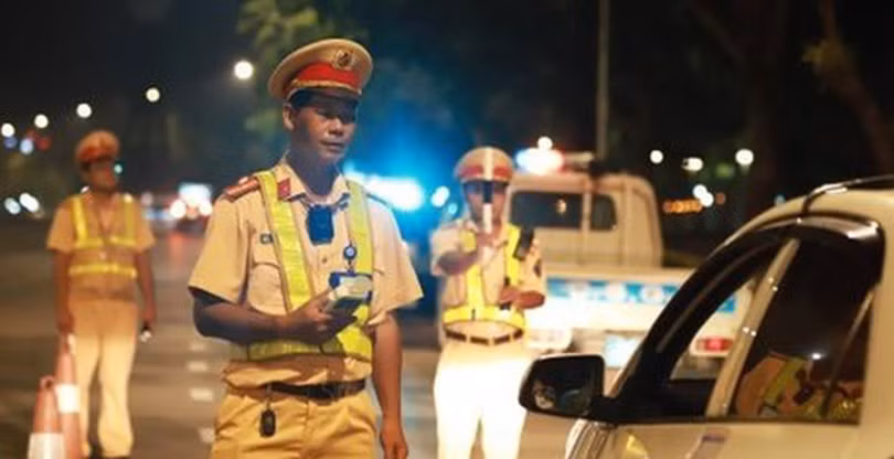 Vì sao cần phải trang bị súng cho CSGT?