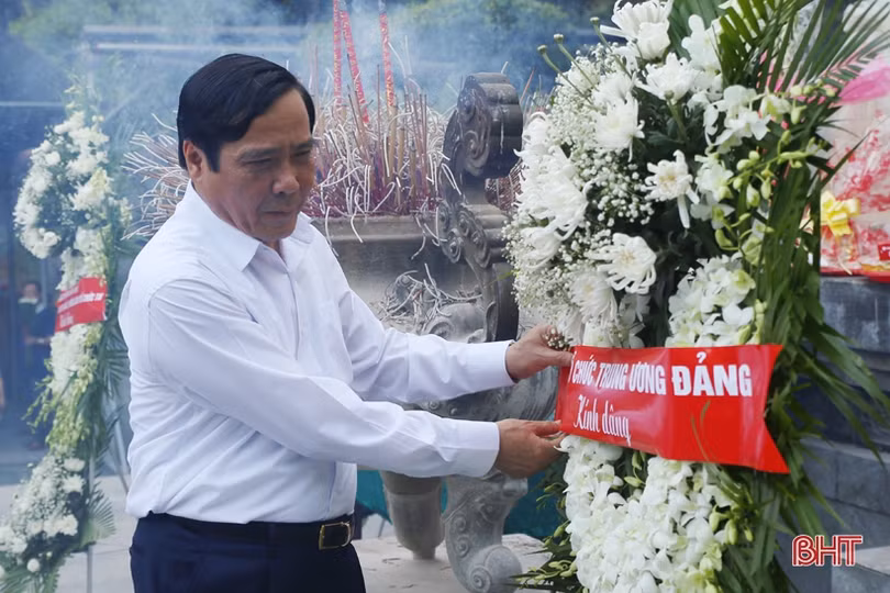 Phó Trưởng Ban Thường trực Ban Tổ chức Trung ương dâng hương tại Ngã ba Đồng Lộc
