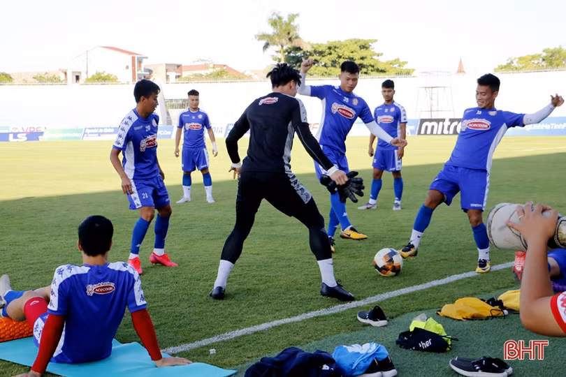 Tiến Dũng, Công Phượng hào hứng trên sân Hà Tĩnh