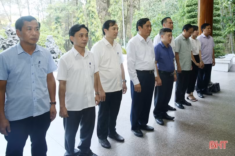 Phó Trưởng Ban Thường trực Ban Tổ chức Trung ương dâng hương tại Ngã ba Đồng Lộc