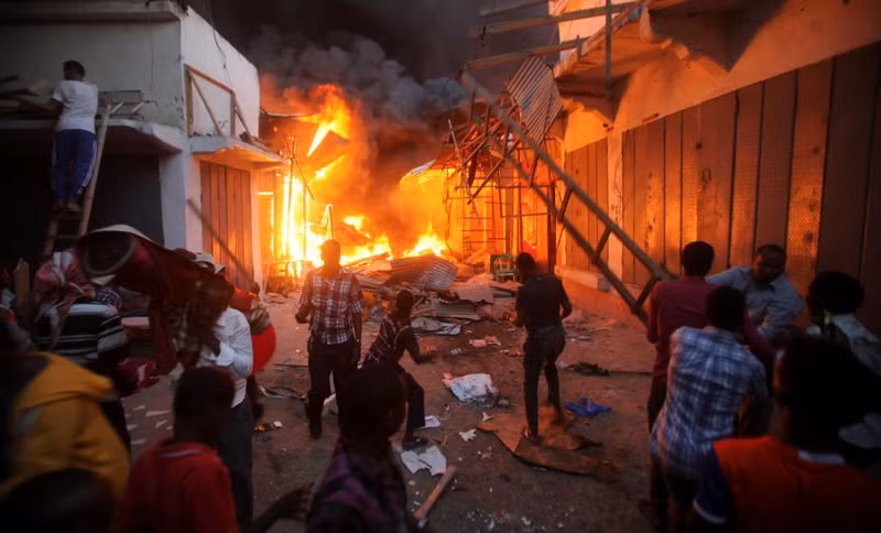 photo hien truong chay cho kinh hoang o thu do somalia