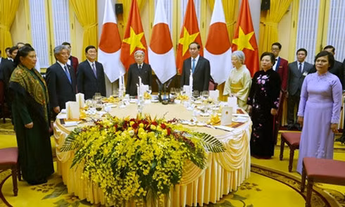 quoc yen chao mung nha vua va hoang hau nhat ban