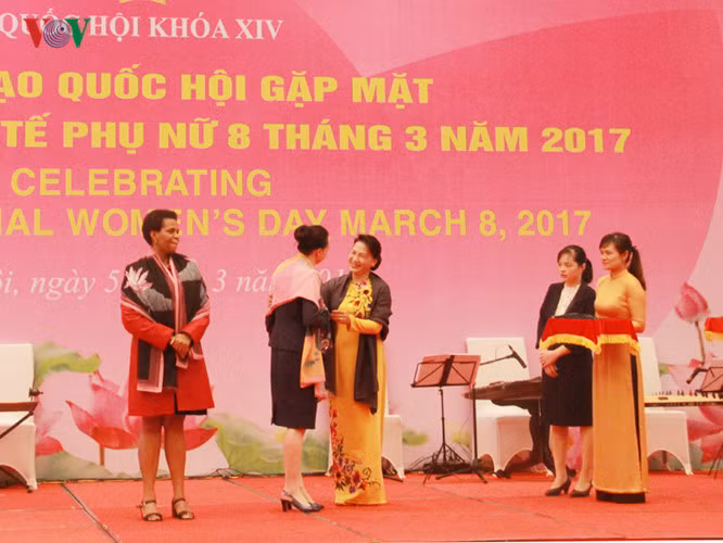 chu tich quoc hoi gap mat nu dai bieu nhan dip mung 8 3