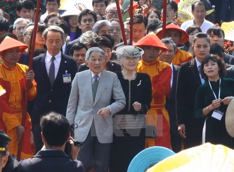 photo nha vua va hoang hau nhat ban nghe nha nhac cung dinh hue
