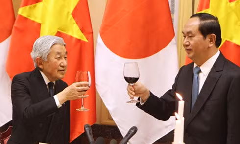 quoc yen chao mung nha vua va hoang hau nhat ban