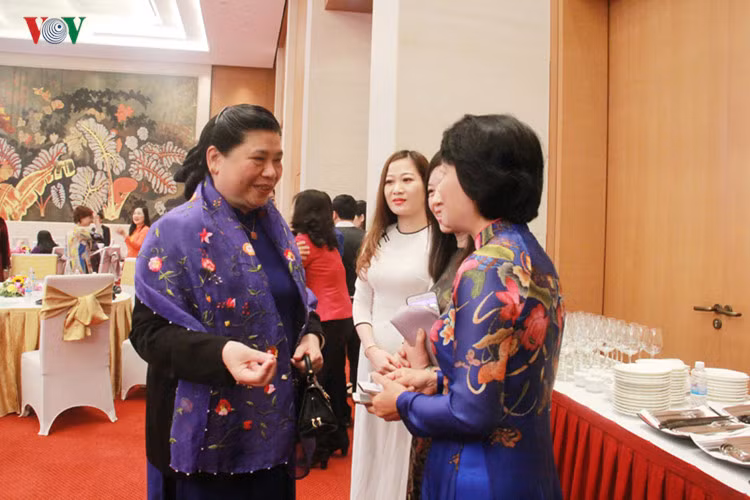chu tich quoc hoi gap mat nu dai bieu nhan dip mung 8 3
