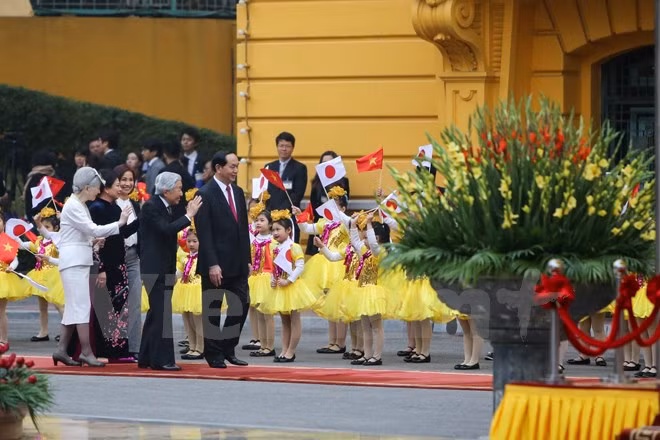 toan canh le don nha vua va hoang hau nhat ban tai phu chu tich
