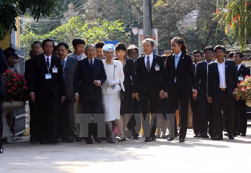 photo nha vua va hoang hau nhat ban nghe nha nhac cung dinh hue