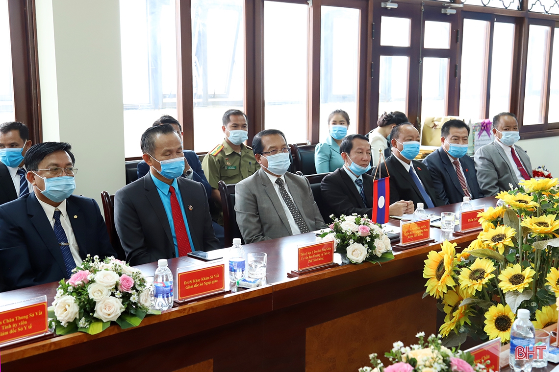 Lãnh đạo Hà Tĩnh chúc tết cổ truyền Bunpimay và bàn giao công trình trạm y tế cho tỉnh Khăm Muộn