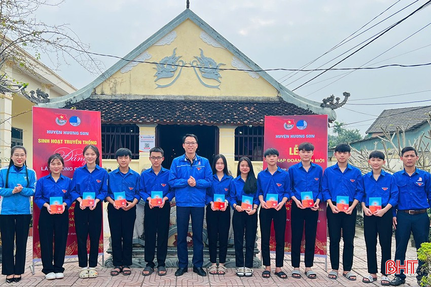 Tổ chức sinh hoạt truyền thống “Đảng là lẽ sống của tôi” và kết nạp 95 đoàn viên mới thuộc lớp đoàn viên 95 năm thành lập Đảng Cộng sản Việt Nam tại Hương Sơn.