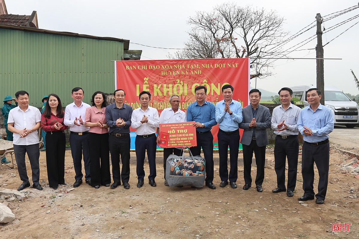 ... và gia đình ông Nguyễn Đình Cửu (xã Kỳ Tiến, huyện Kỳ Anh).