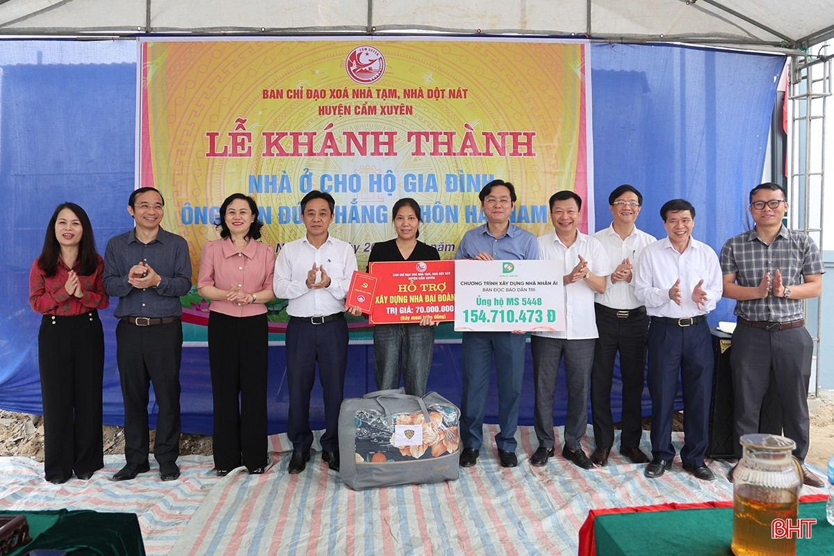 Đoàn tham dự lễ khánh thành nhà ở cho gia đình anh Tôn Đức Thắng (thôn Hải Nam, xã Cẩm Nhượng, Cẩm Xuyên).