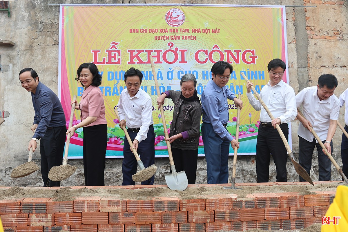 Phó Bí thư Thường trực Tỉnh ủy Trần Thế Dũng và đoàn công tác dự lễ khởi công xây dựng nhà ở cho gia đình bà Trần Thị Hoà (thôn Xuân Nam, xã Cẩm Nhượng, Cẩm Xuyên).