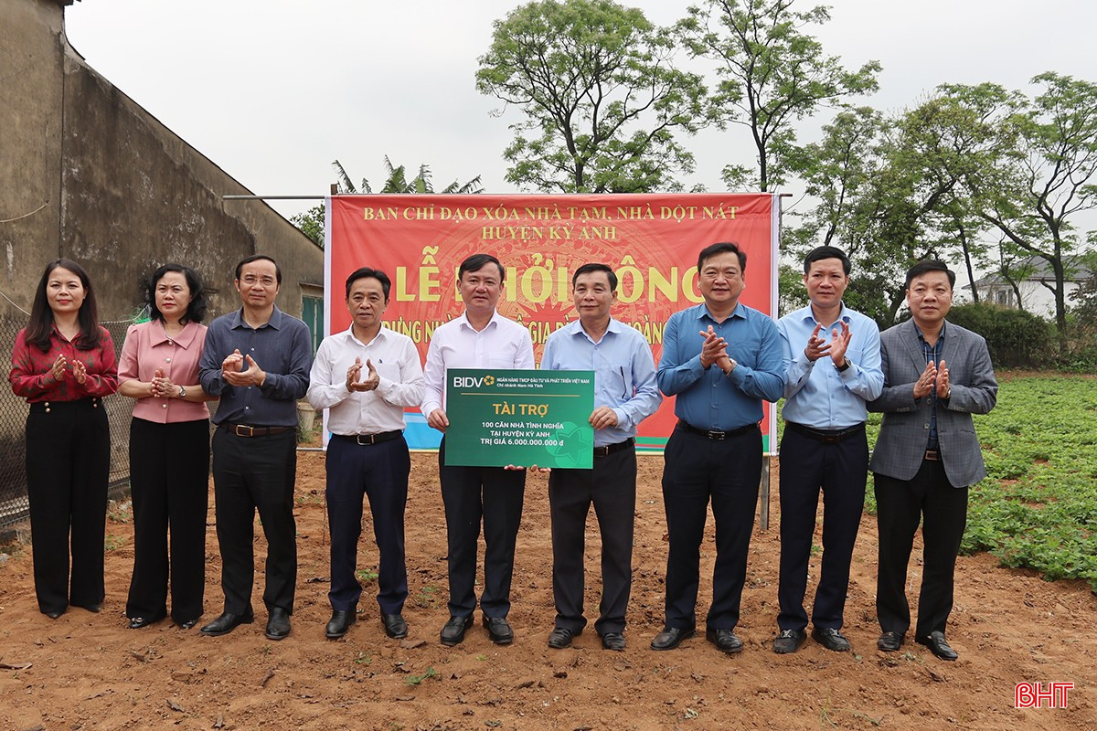 Ngân hàng BIDV Việt Nam trao biểu trưng hỗ trợ huyện Kỳ Anh kinh phí xóa nhà tạm, nhà dột nát trị giá 6 tỷ đồng.