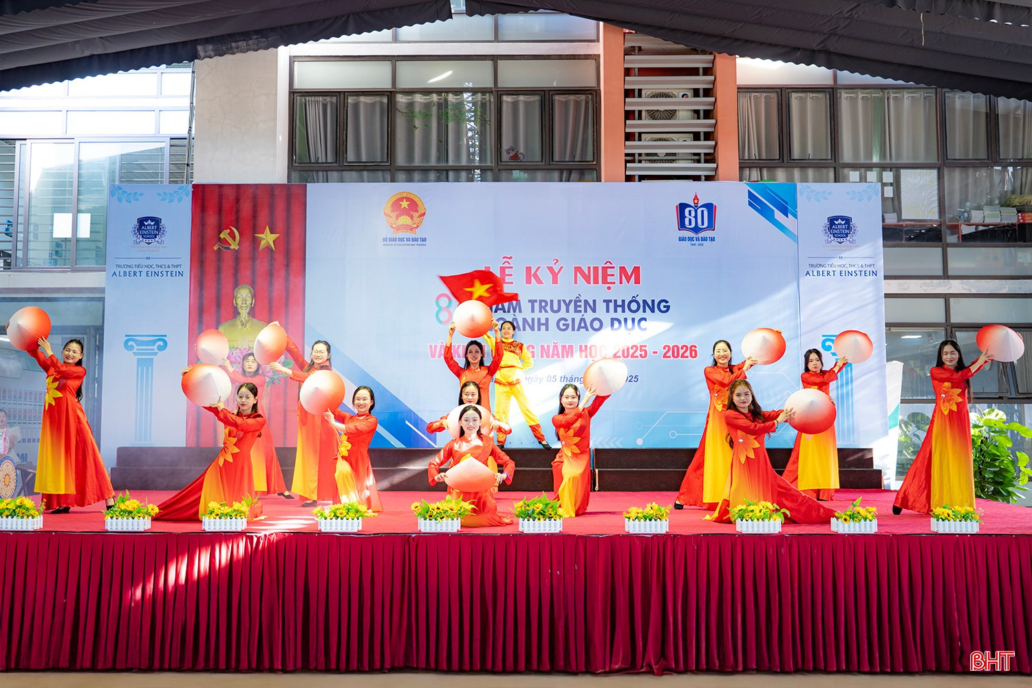 Chương trình văn nghệ chào mừng tại lễ khai giảng.