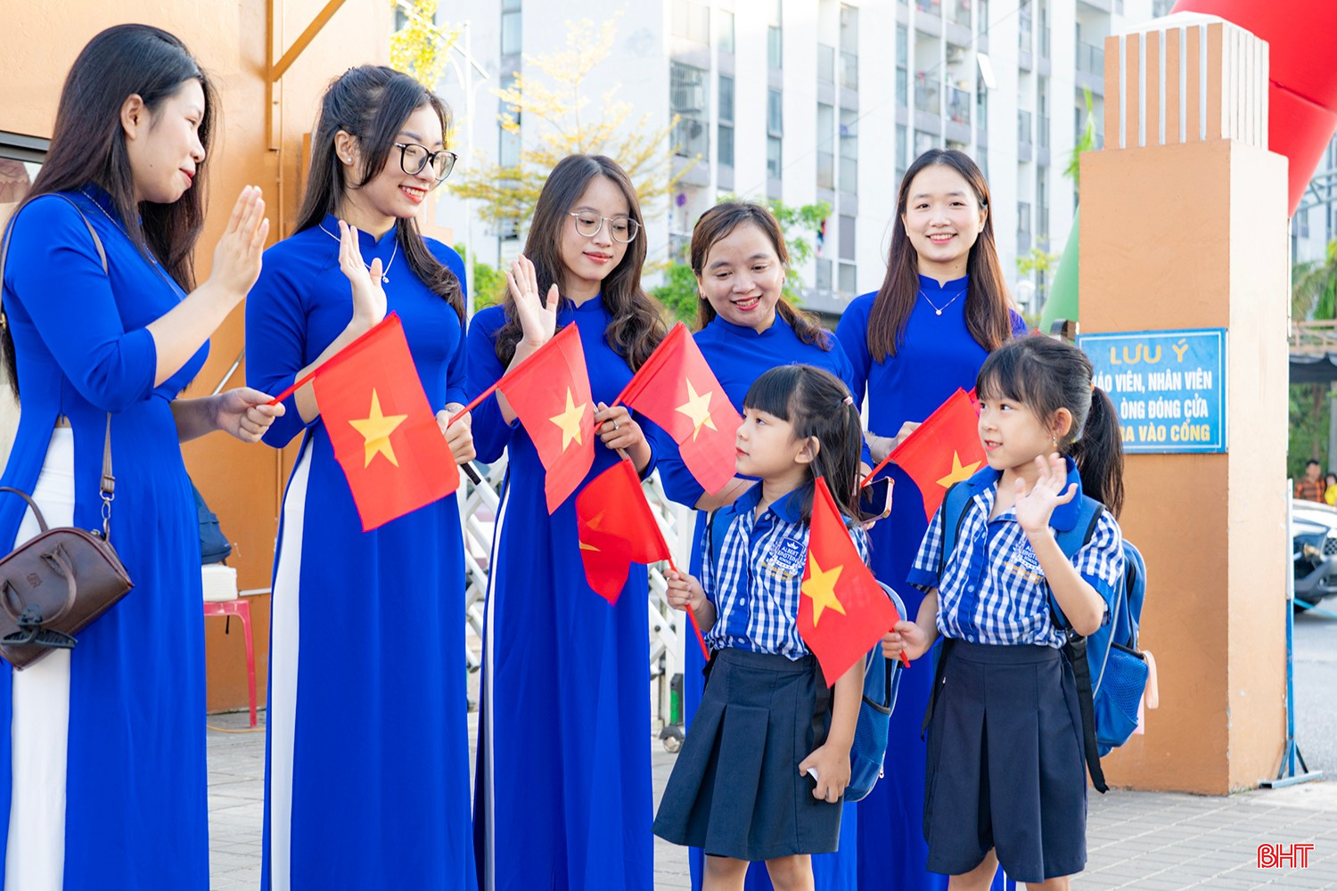 Học sinh Trường Albert Einstein vui đến lễ khai giảng.