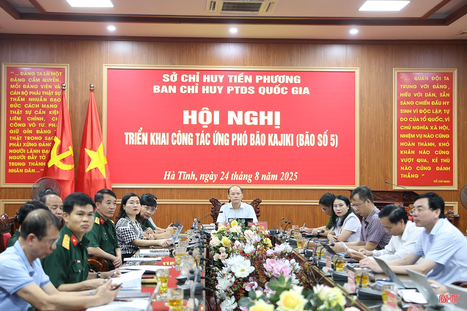 Phó Chủ tịch Thường trực UBND tỉnh Nguyễn Hồng Lĩnh điều hành điểm cầu Hà Tĩnh.