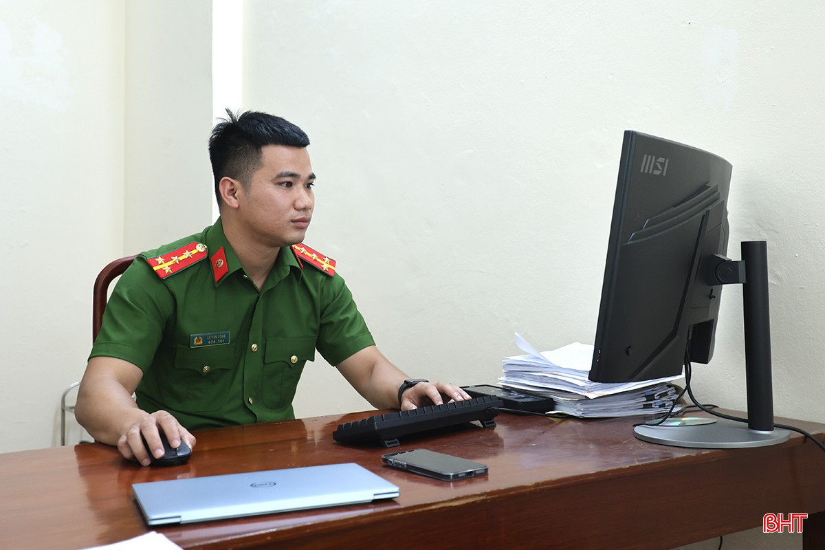 Đại úy Lê Văn Công luôn ý thức là một cán bộ trẻ, không ngại khó, ngại khổ và luôn sẵn sàng tiên phong nhận nhiệm vụ.