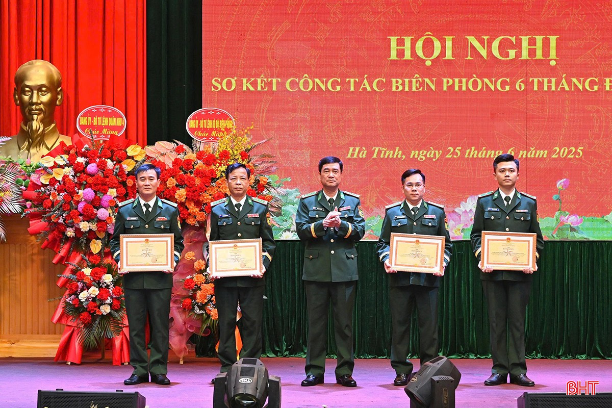 Thừa ủy quyền Bộ Tư lệnh Biên phòng, Đại tá Bùi Hồng Thanh - Phó Chỉ huy trưởng Bộ Chỉ huy quân sự tỉnh, kiêm Chỉ huy trưởng Ban Chỉ huy Biên phòng trao tặng bằng khen cho tập thể và cá nhân có thành tích xuất sắc trong 10 năm thực hiện Chỉ thị số 05 của Bộ Chính trị.