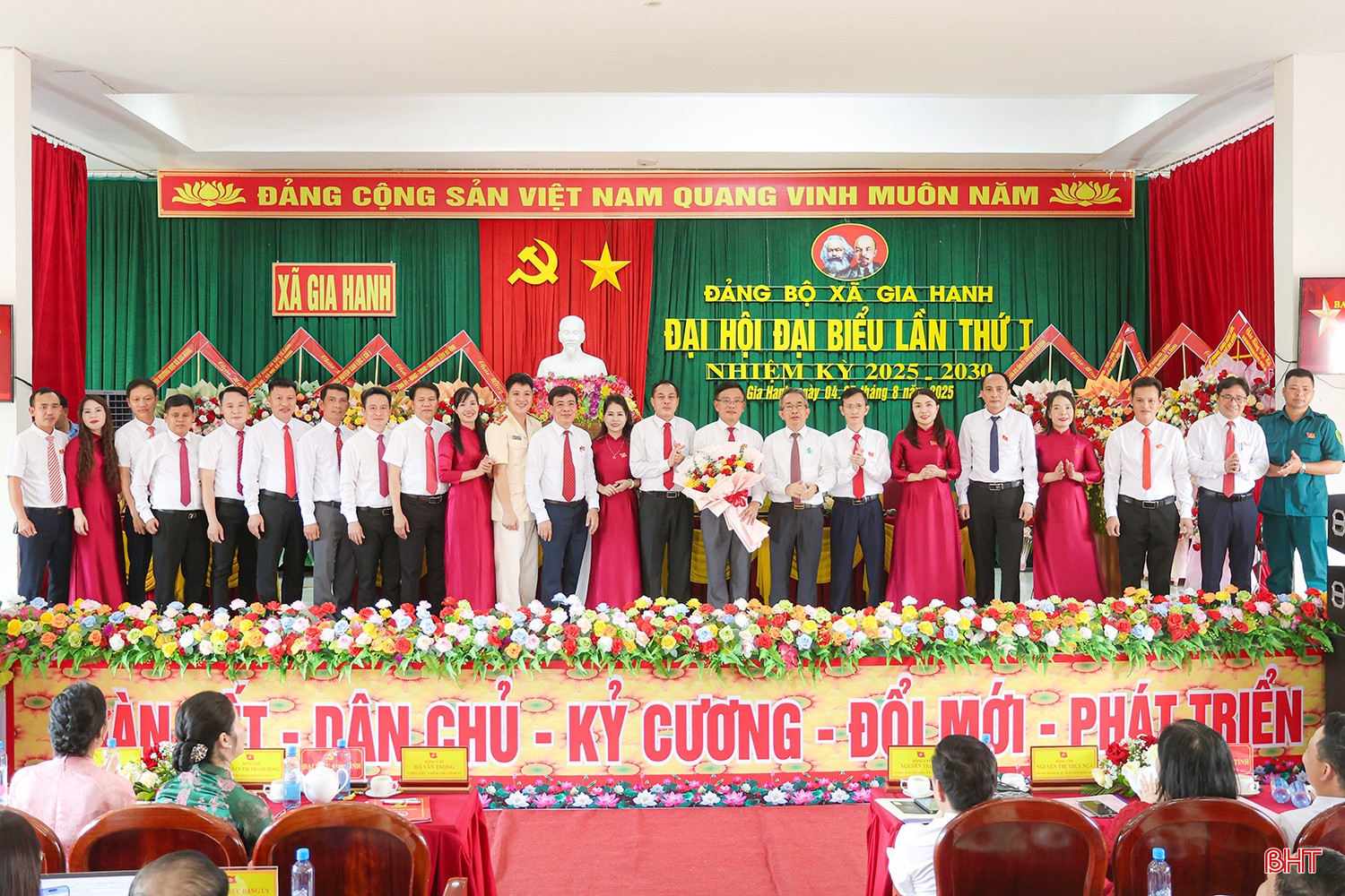 Chủ nhiệm Ủy ban Kiểm tra Tỉnh ủy Hà Văn Trọng tặng hoa chúc mừng Ban Chấp hành Đảng bộ xã Gia Hanh nhiệm kỳ 2025 - 2030.