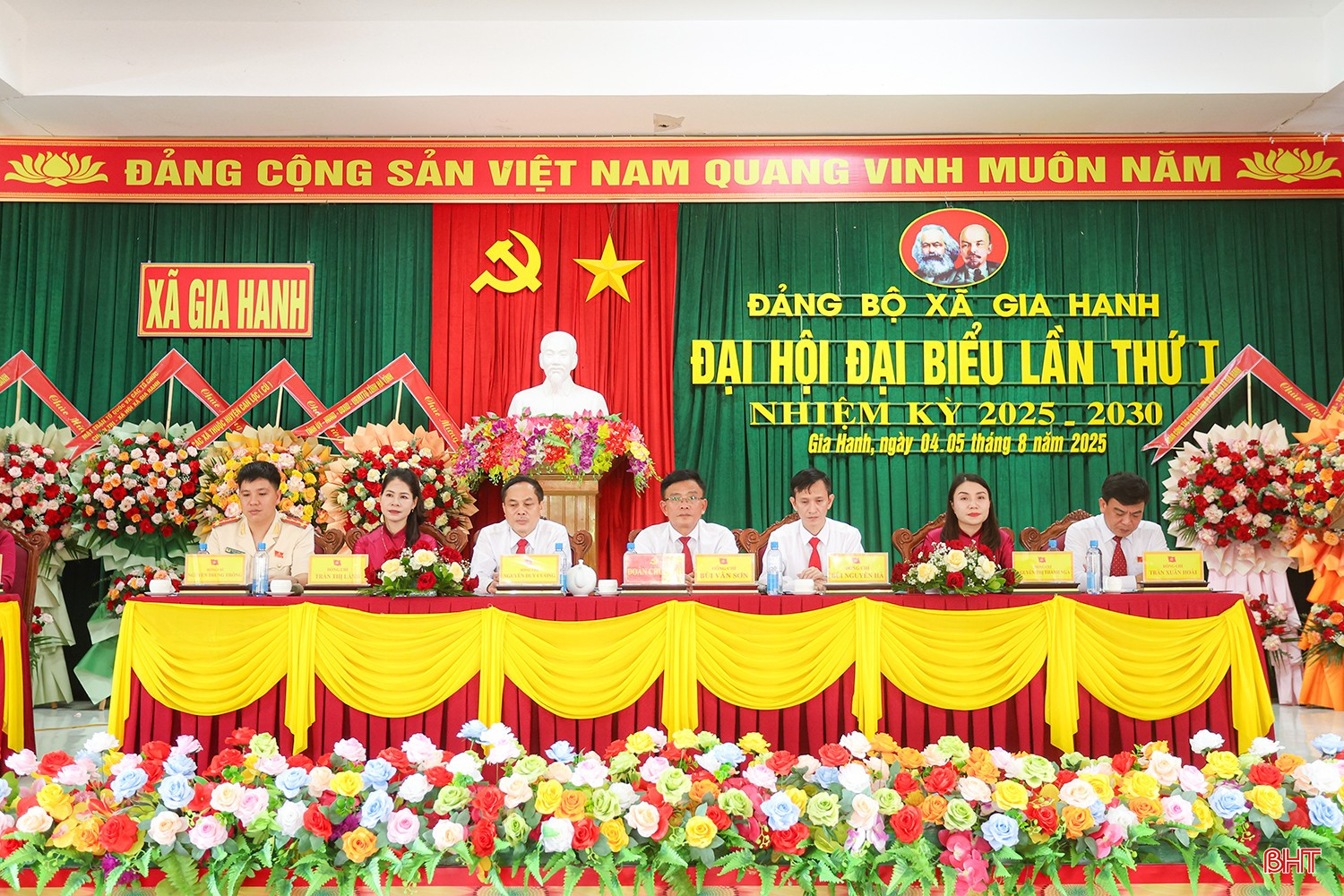 Đoàn chủ tịch điều hành đại hội.