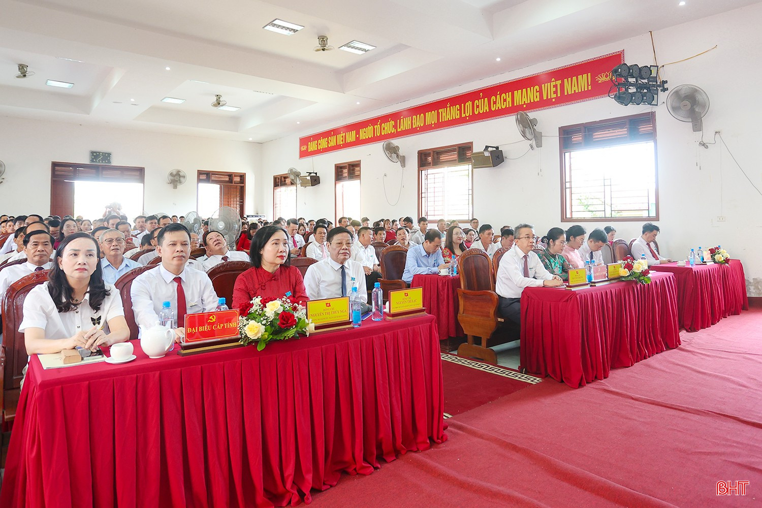 Đại biểu tham dự đại hội.