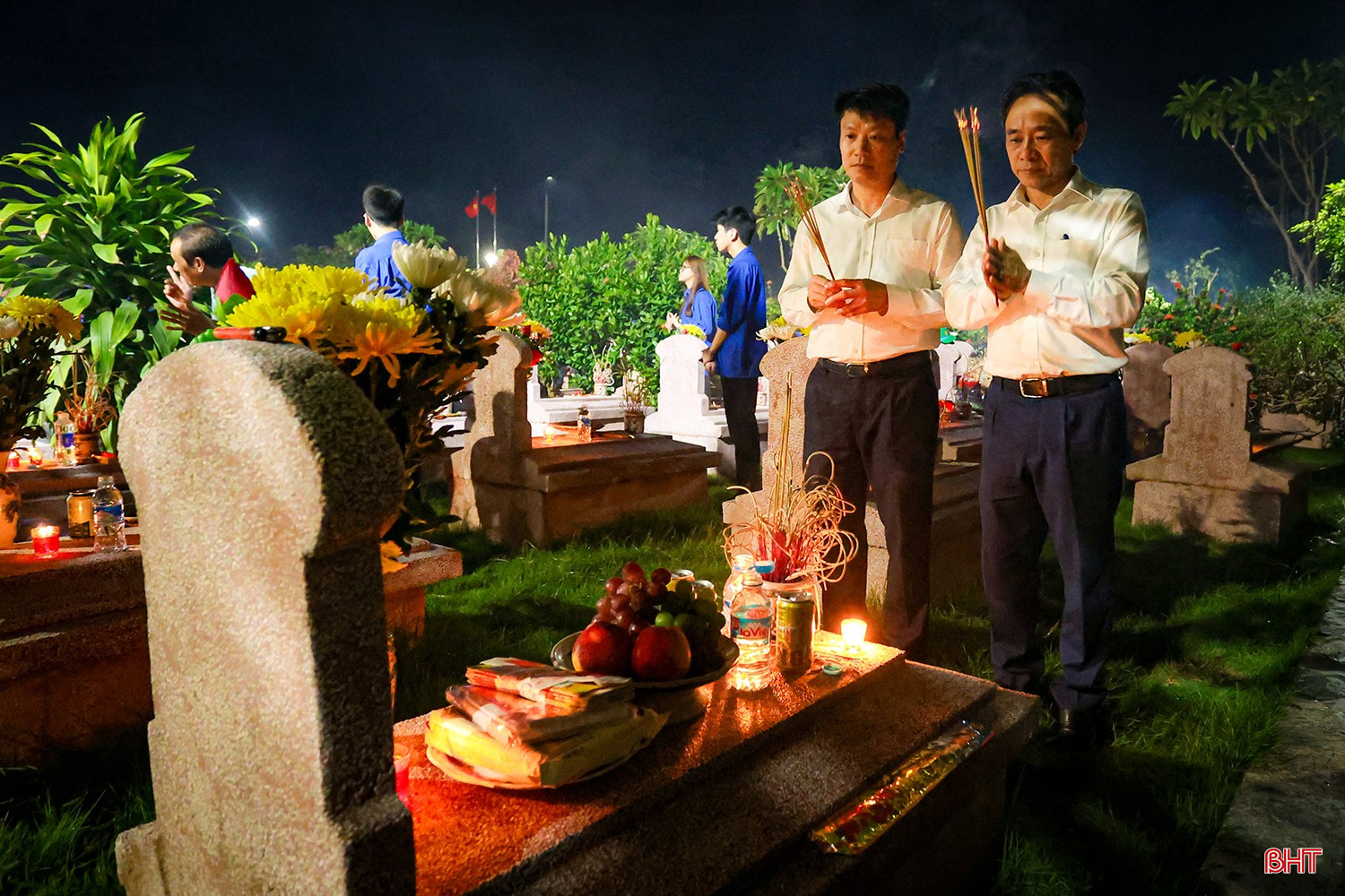 Phó Bí thư Thường trực Tỉnh ủy và các đồng chí lãnh đạo tỉnh, địa phương đã tới dâng hương từng phần mộ, gửi lời tri ân sâu sắc tới thế hệ cha anh đã hy sinh vì độc lập dân tộc.