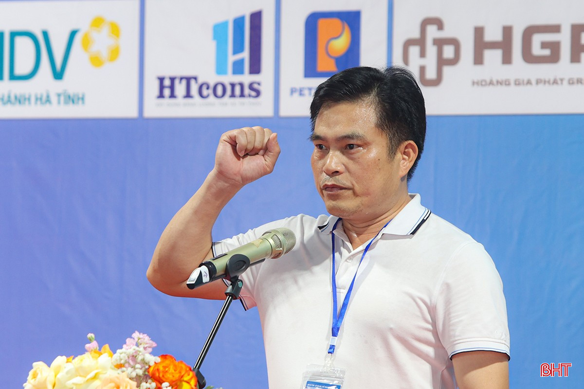 Đại diện tổ trọng tài (bên phải) tuyên thệ.
