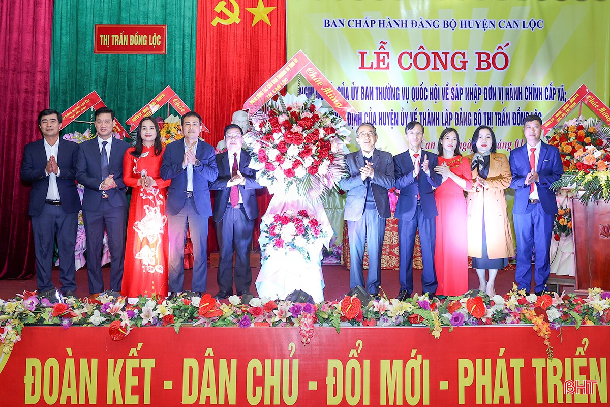 Chủ nhiệm Ủy ban Kiểm tra Tỉnh ủy Hà Văn Trọng và các đồng chí lãnh đạo ban, ngành cấp tỉnh tặng hoa chúc mừng Đảng bộ thị trấn Đồng Lộc.