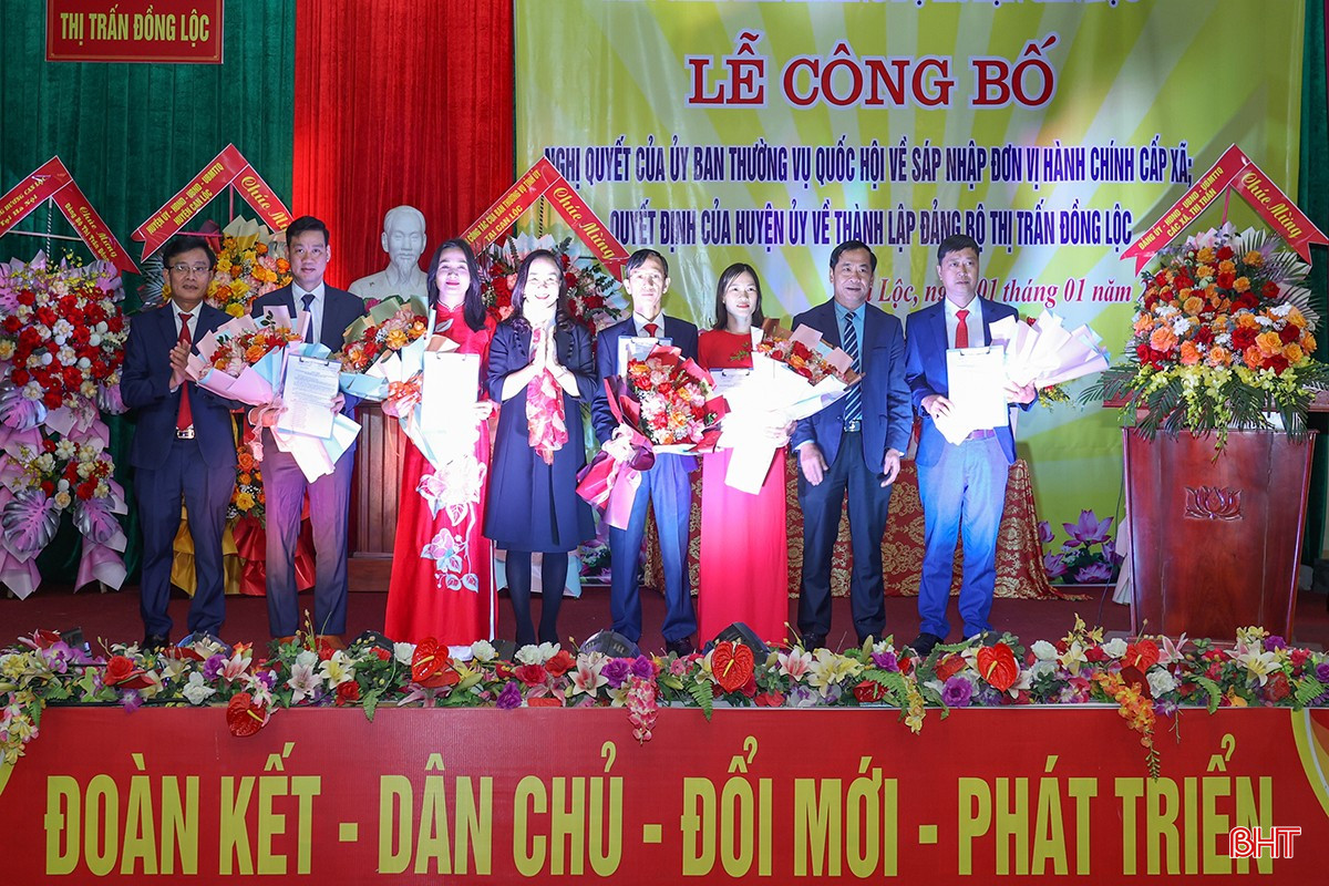 Thường trực Huyện ủy trao quyết định và tặng hoa chúc mừng Ban Thường vụ Đảng ủy thị trấn Đồng Lộc.