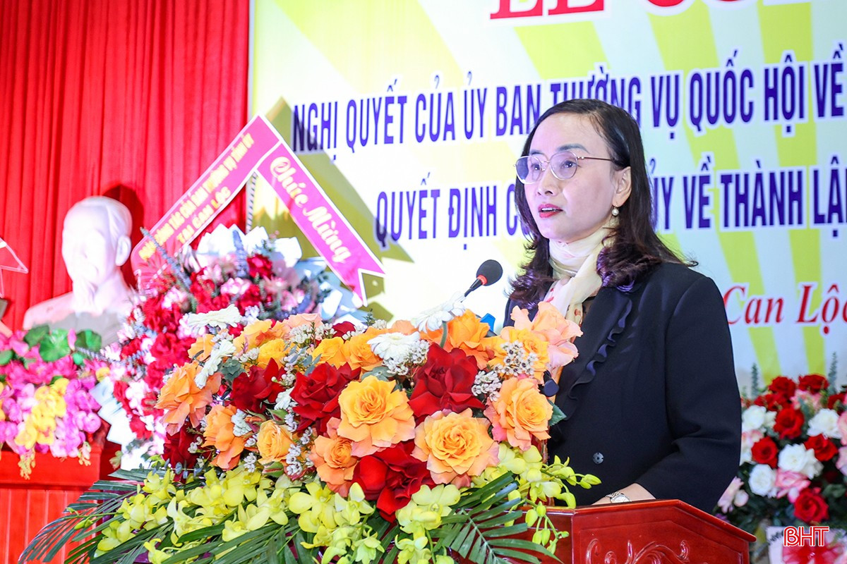 Bí thư Huyện ủy Đặng Thị Quỳnh Diệp phát biểu tại buổi lễ,