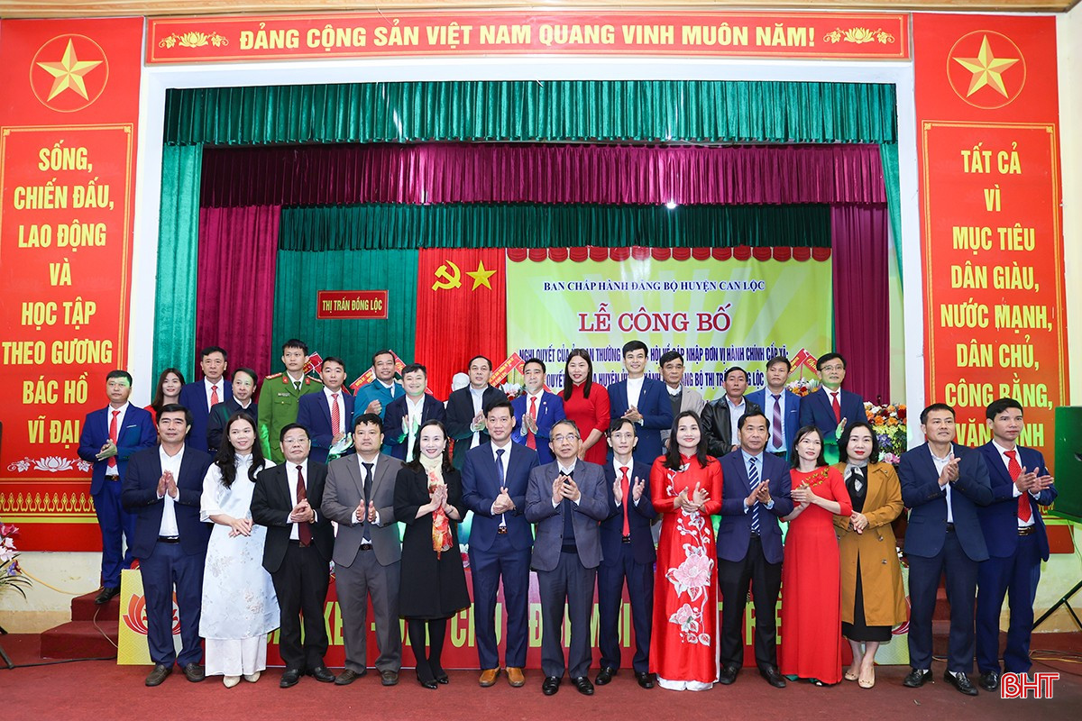 Chủ nhiệm Ủy ban kiểm tra Tỉnh ủy Hà Văn Trọng và đại diện lãnh đạo các ban, ngành cấp tỉnh, lãnh đạo địa phương chụp ảnh lưu niệm cùng Ban Chấp hành Đảng bộ thị trấn.