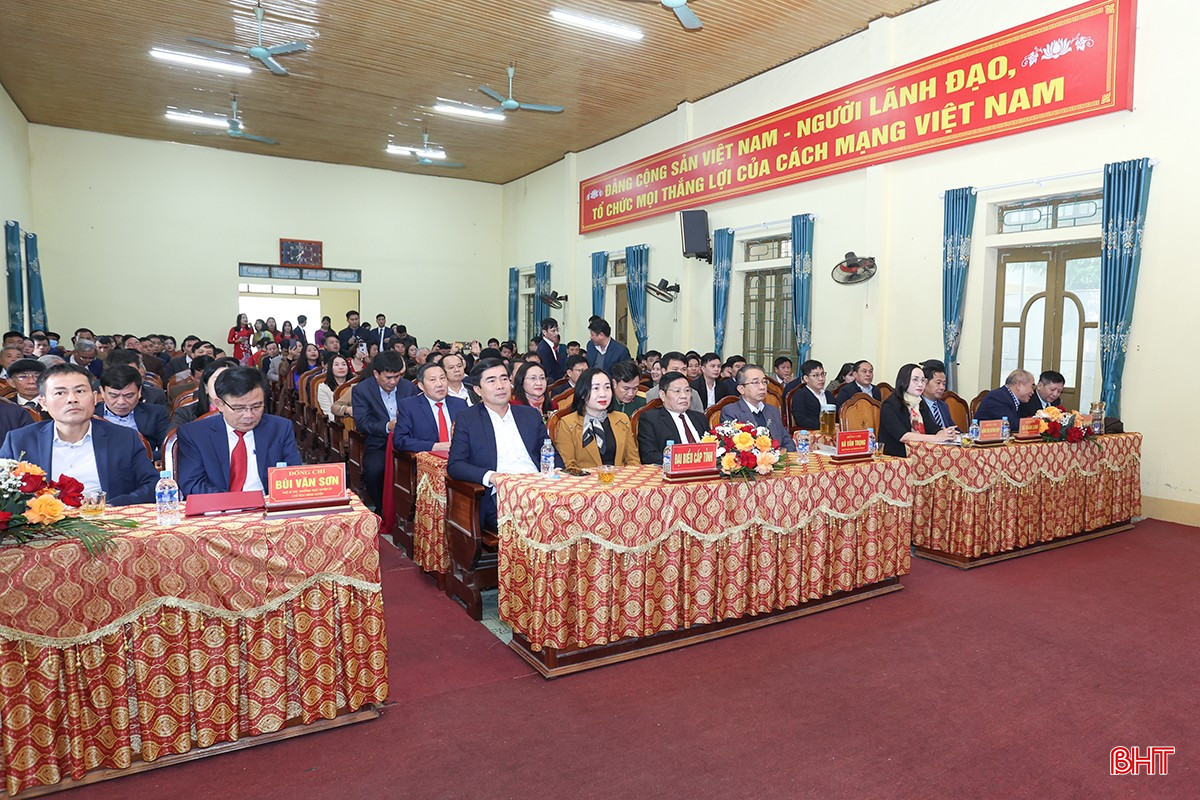 Đại biểu tham dự buổi lễ.