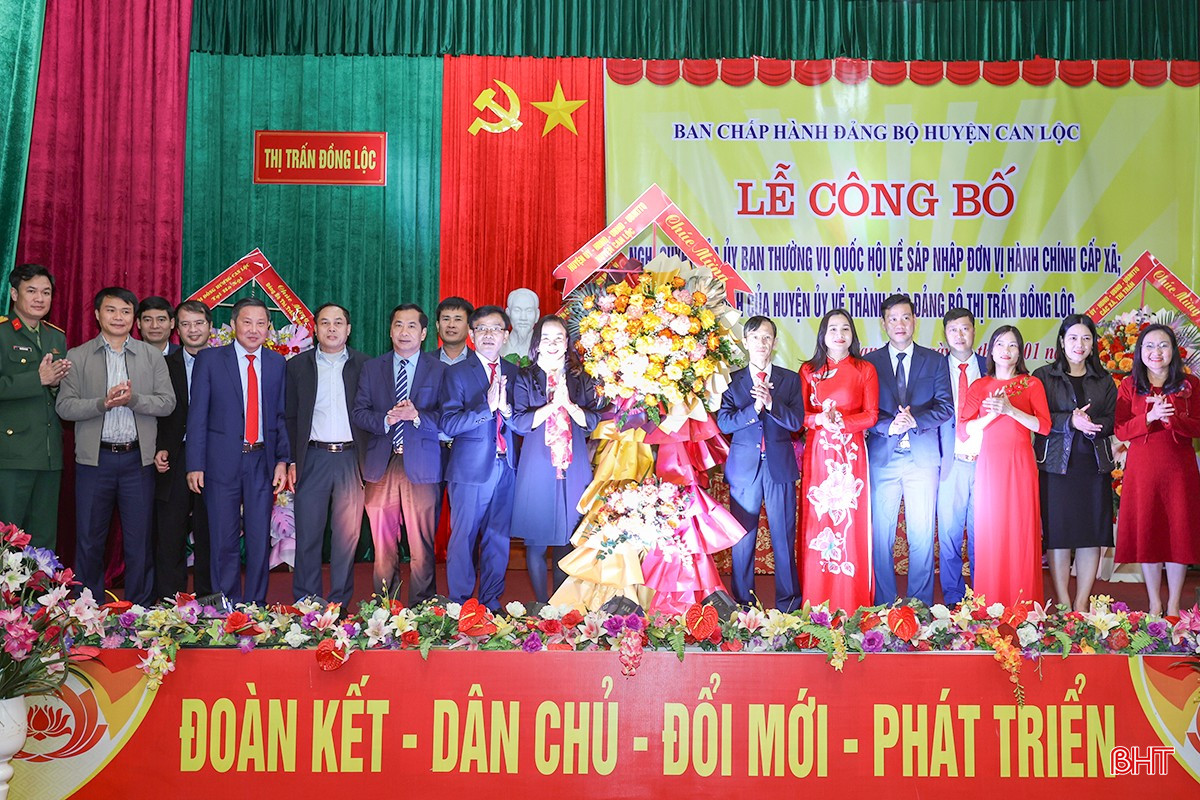 BTV Huyện ủy Can Lộc tặng hoa chúc mừng Đảng bộ thị trấn Đồng Lộc.