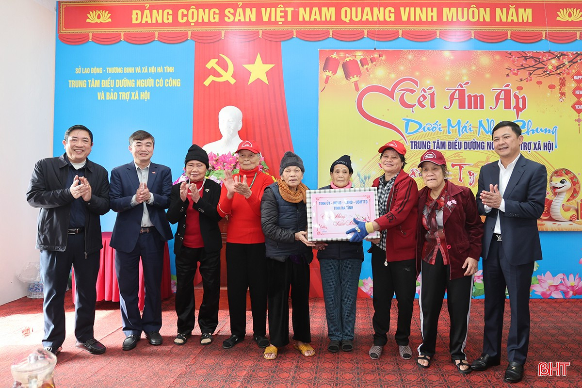 Phó Chủ tịch UBND tỉnh Lê Ngọc Châu trao quà tại Trung tâm Điều dưỡng người có công và bảo trợ xã hội...
