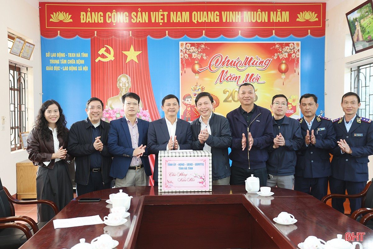 ...và thăm hỏi, tặng quà Tết tại Trung tâm Chữa bệnh, giáo dục - lao động xã hội.