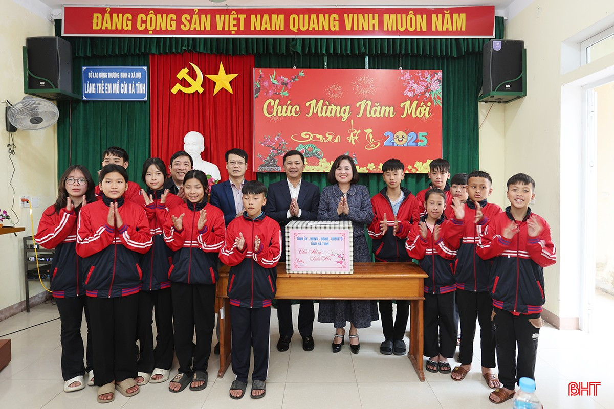 ... tặng quà Tết cho tập thể cán bộ và các em nhỏ tại Làng Trẻ em mồ côi Hà Tĩnh...