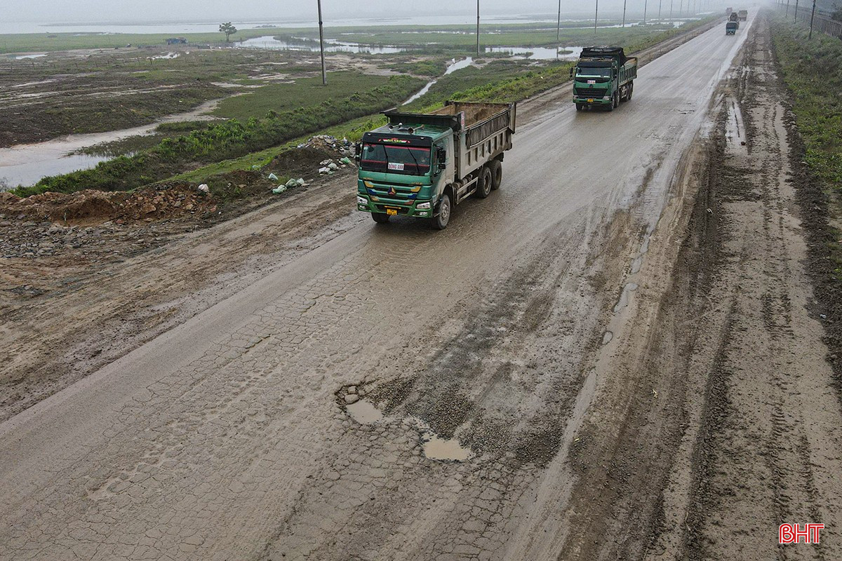 Được biết, tuyến đường đang được triển khai dự án nâng cấp, nhưng chỉ dừng lại ở hạng mục mở rộng mặt đường 2 bên, còn việc nâng cấp bề mặt đường cũ không có trong dự án.