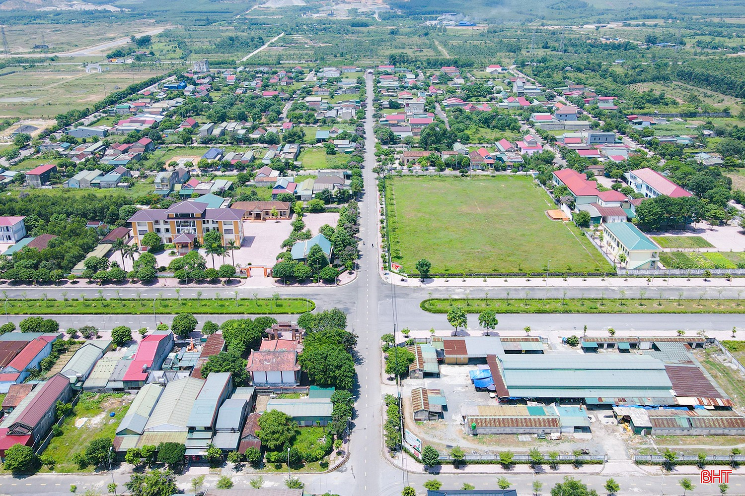 Công tác quy hoạch và chỉnh trang đô thị được chú trọng với các tuyến phố khang trang, không gian sống văn minh, hiện đại. Các khu tái định cư ở trong KKT Vũng Áng được đầu tư xây dựng đồng bộ, đáp ứng cuộc sống của người dân.