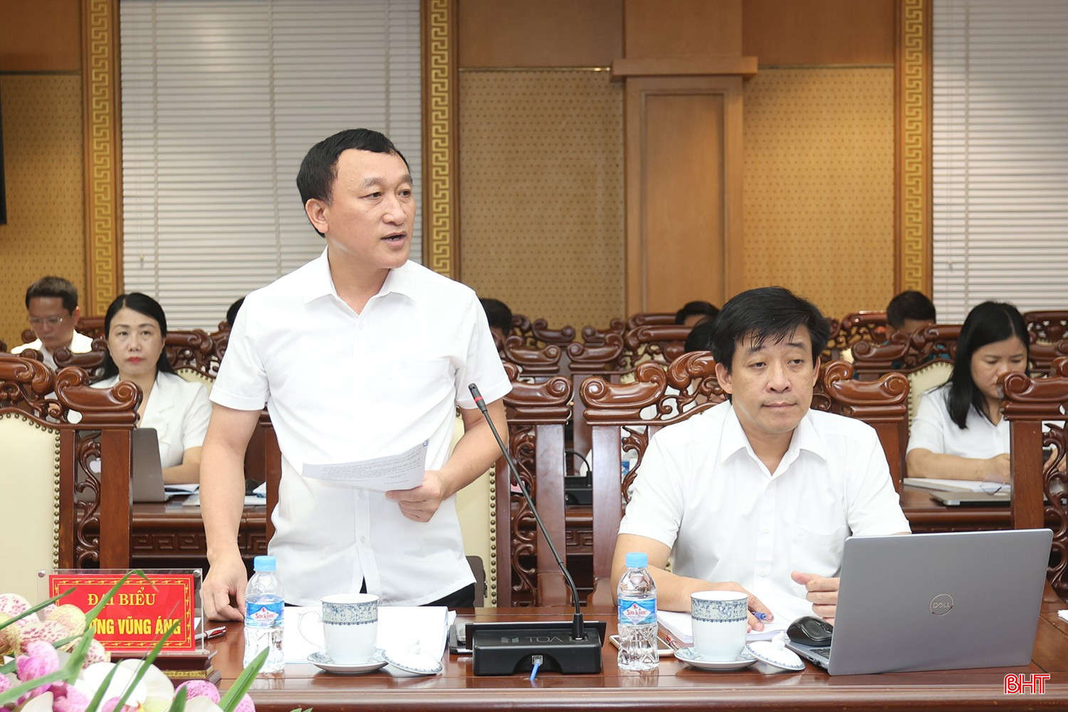 Bí thư Đảng ủy, Chủ tịch HĐND phường Vũng Áng Trần Xuân Phượng báo cáo công tác chuẩn bị đại hội tại địa phương.