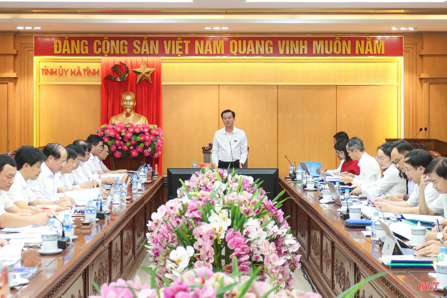 Phó Chủ tịch UBND tỉnh Trần Báu Hà chủ trì hội nghị.
