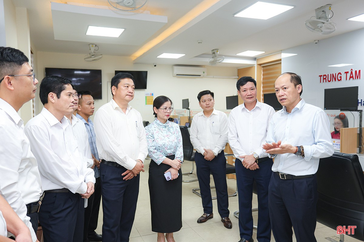 Phó Chủ tịch Thường trực UBND tỉnh Nguyễn Hồng Lĩnh kiểm tra tại xã Kỳ Anh.