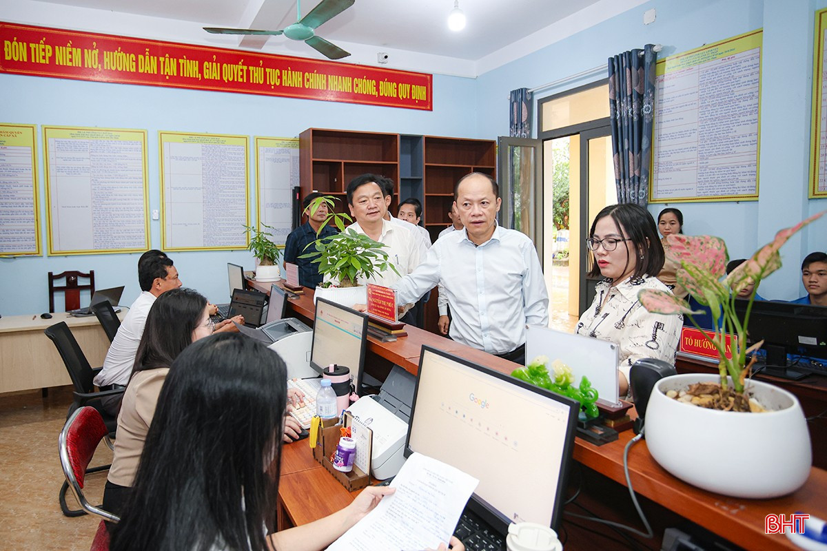 Phó Chủ tịch Thường trực UBND tỉnh Nguyễn Hồng Lĩnh kiểm tra tại Trung tâm Phục vụ hành chính công xã Kỳ Xuân.