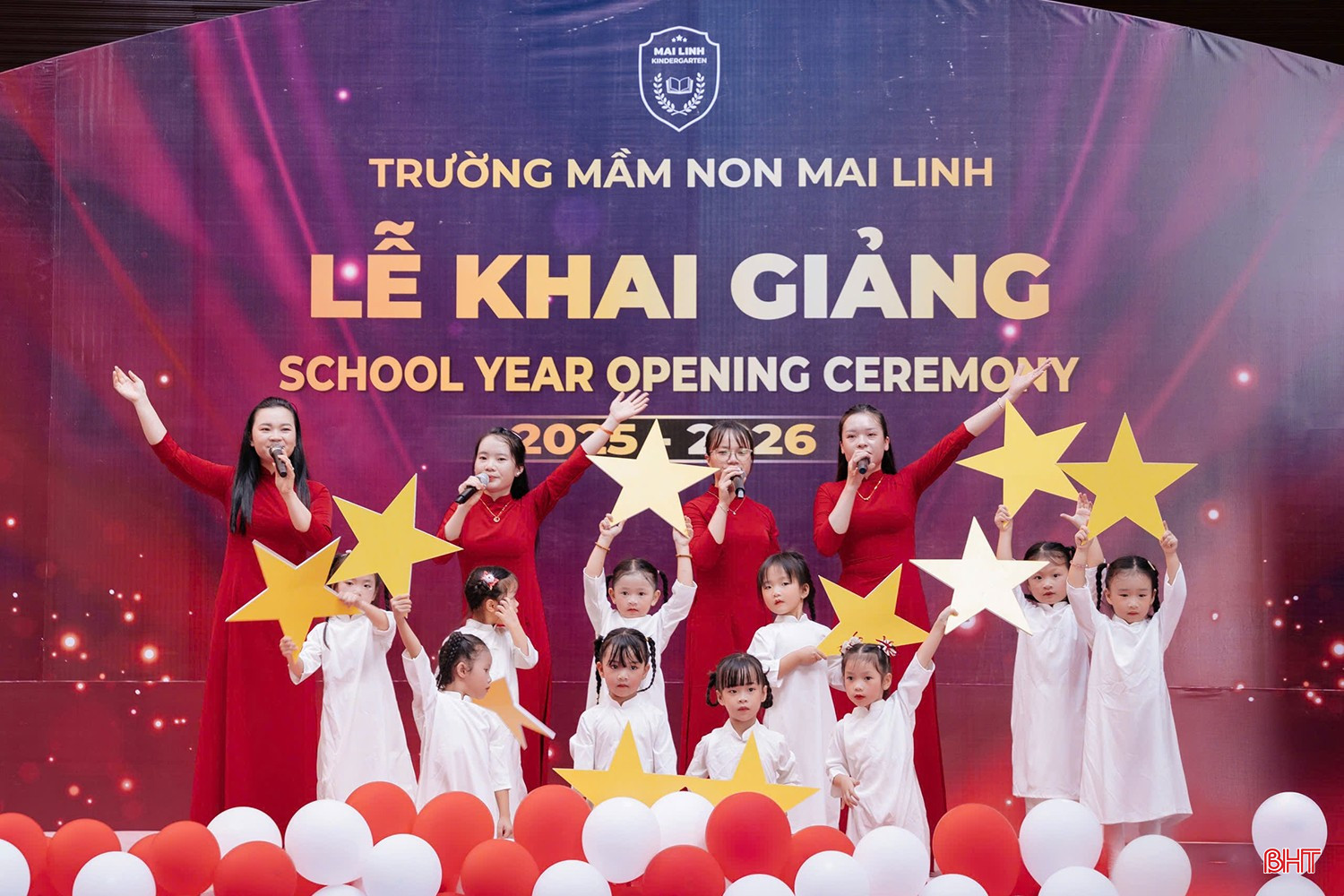 Tiết mục văn nghệ chào mừng của giáo viên và học sinh nhà trường.