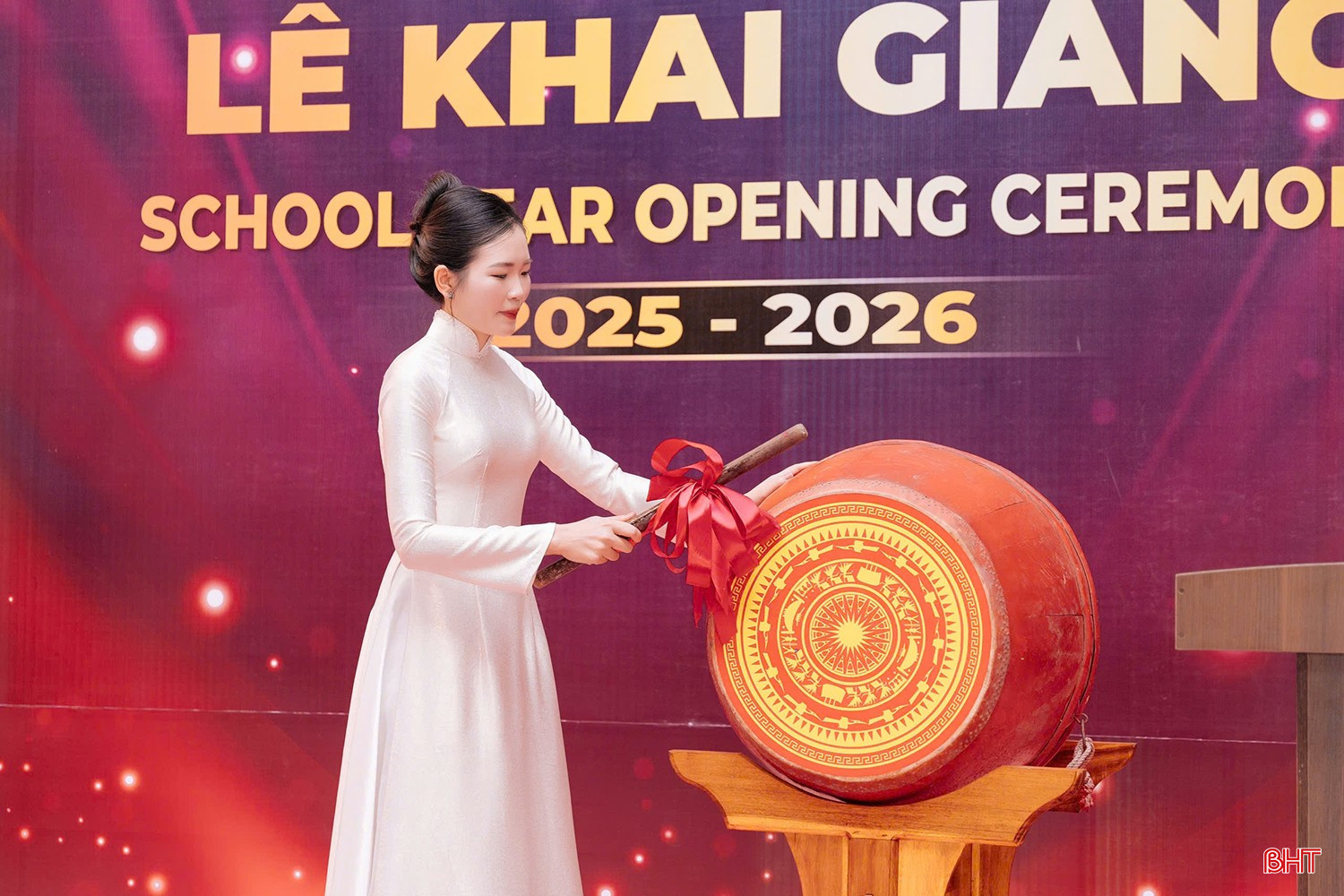 Hiệu trưởng Trường Mầm non Mai Linh Hồ Mỹ Thắm đánh trống khai giảng năm học mới.